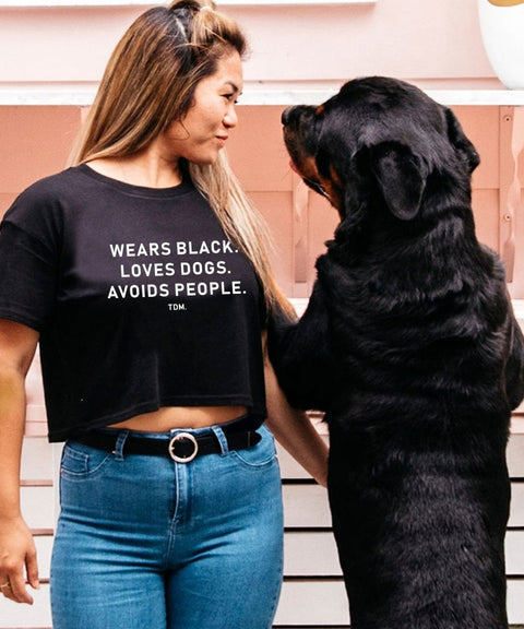 Wears Black. Loves Dogs. Avoids People. Crop T-Shirt - The Dog Mum