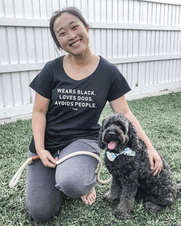 Wears Black. Loves Dogs. Avoids People. Scoop T-Shirt - The Dog Mum
