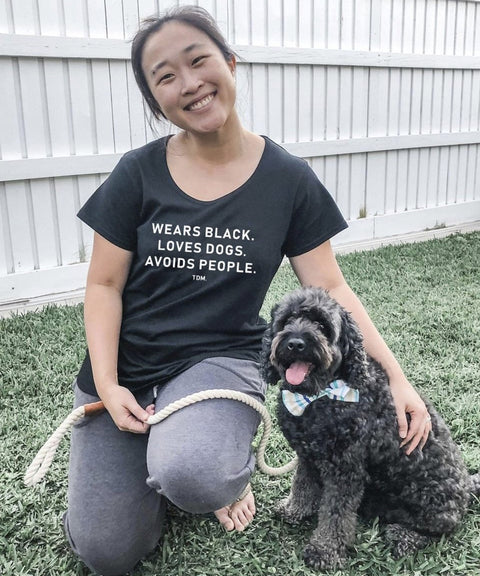 Wears Black. Loves Dogs. Avoids People. Scoop T-Shirt - The Dog Mum